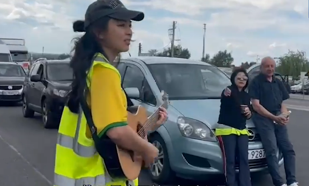 新加坡年轻女子独自到波兰 助乌克兰难民