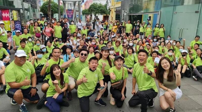梁志强领队全岛“趴趴走” 300人晨运走8公里