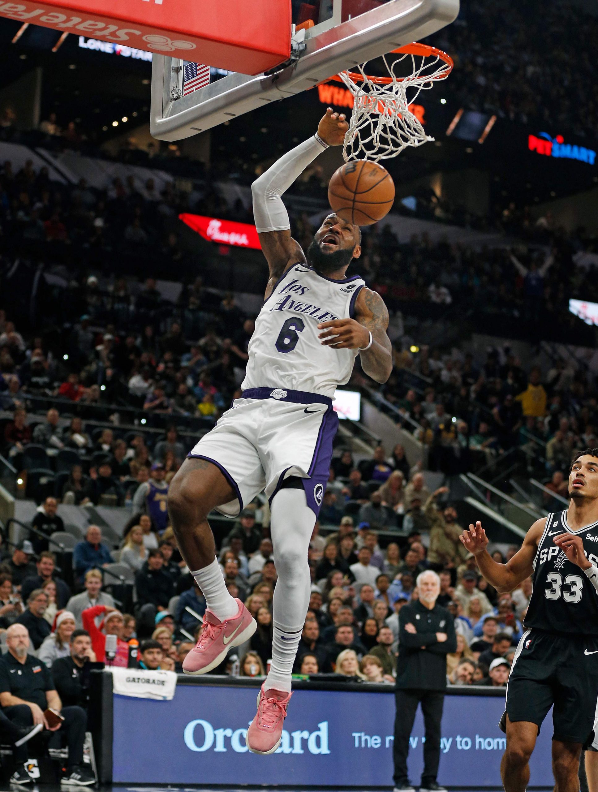 NBA|詹皇39分11篮板助威 湖人本季三度拔“刺”