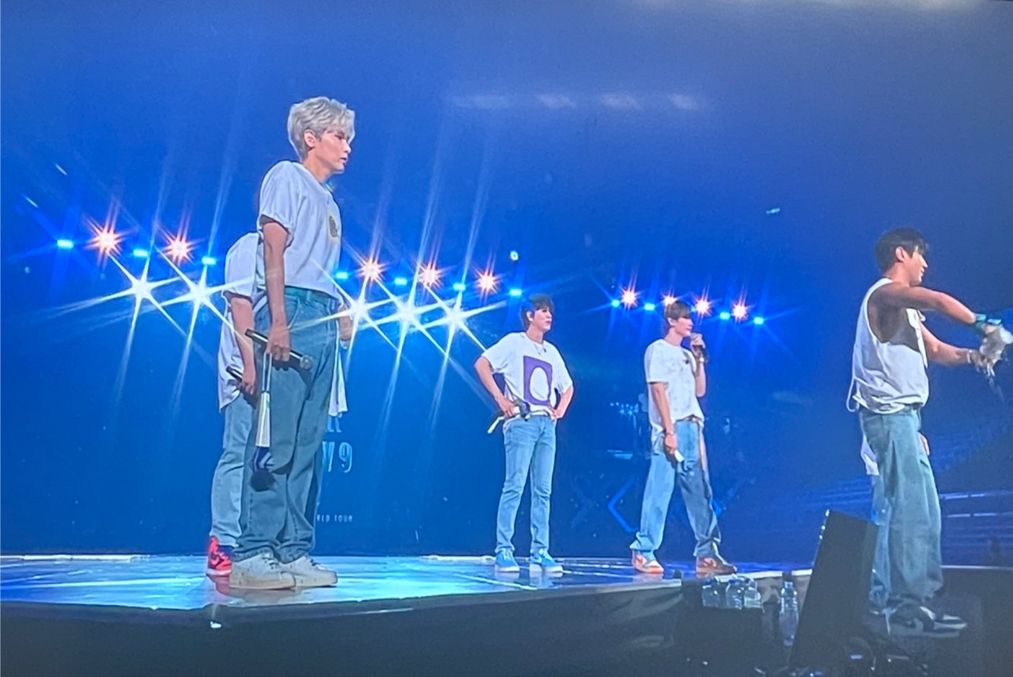 SJ目睹粉丝突倒下急喊停 始源递湿毛巾救人