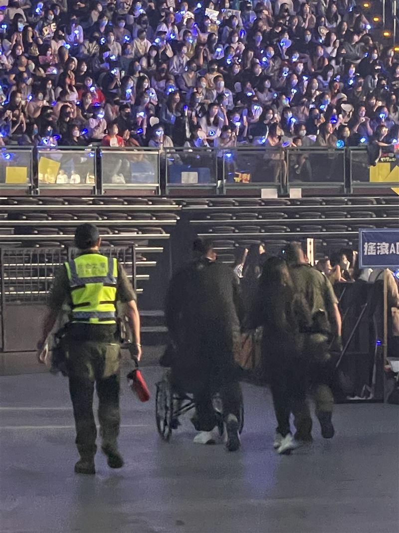 SJ目睹粉丝突倒下急喊停 始源递湿毛巾救人