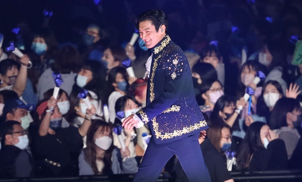 SJ目睹粉丝突倒下急喊停 始源递湿毛巾救人