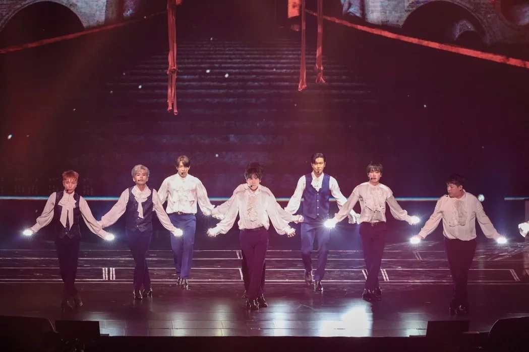 SJ目睹粉丝突倒下急喊停 始源递湿毛巾救人