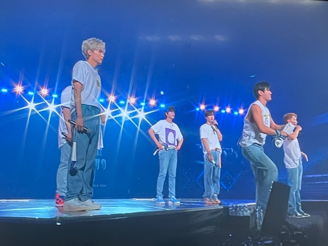 SJ目睹粉丝突倒下急喊停 始源递湿毛巾救人