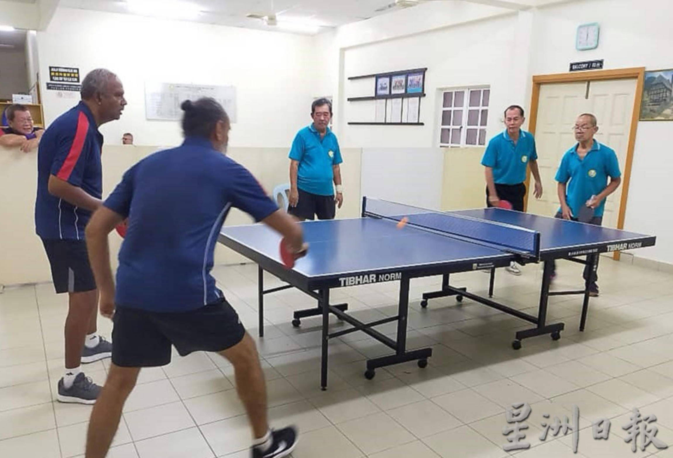 16祖父母球员兵乓桌过招 动作球技不输年轻人