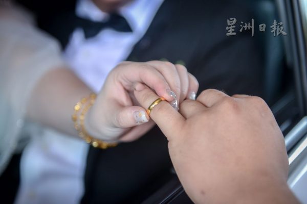  28岁女被催婚 嫁父辈对象  “父亲说嫁他不用愁下半辈”