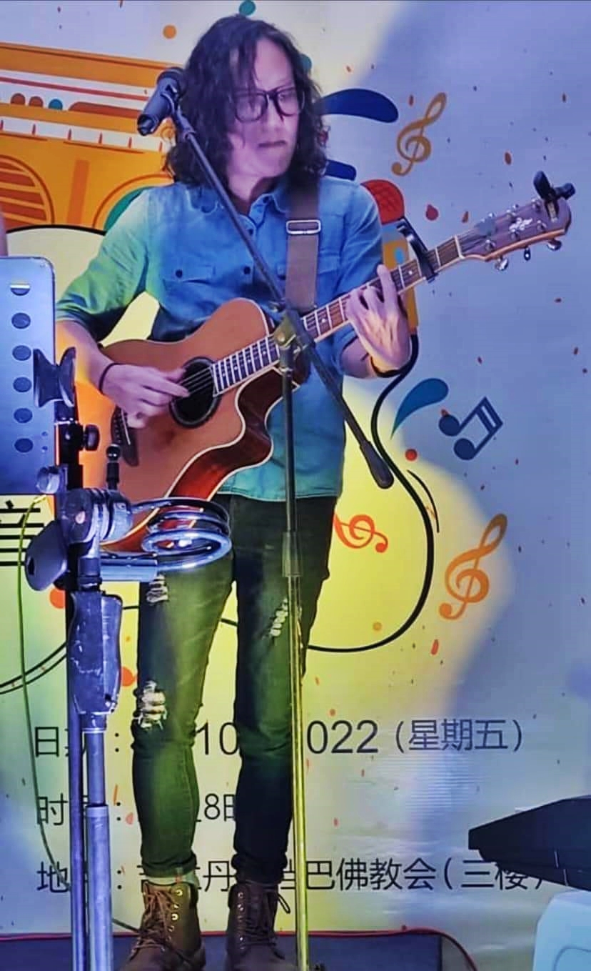 30/12:(有故事的人)驾电召车的音乐人-张良弼