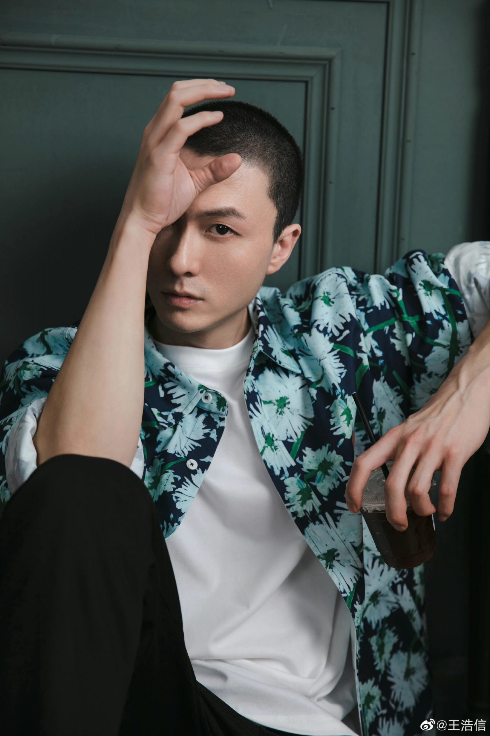 39岁王浩信拍片宣传新剧 网民认不出:像网红脸