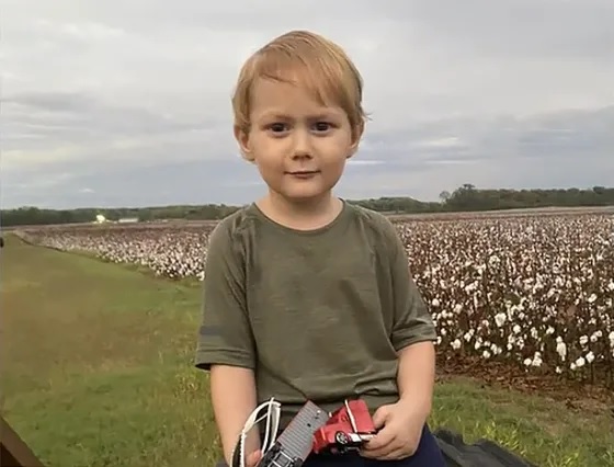 4岁儿遭男友头塞马桶溺死 母见死不救还帮埋尸