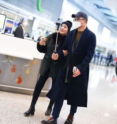 64岁张兰有第2春? 机场十指紧扣鲜肉男