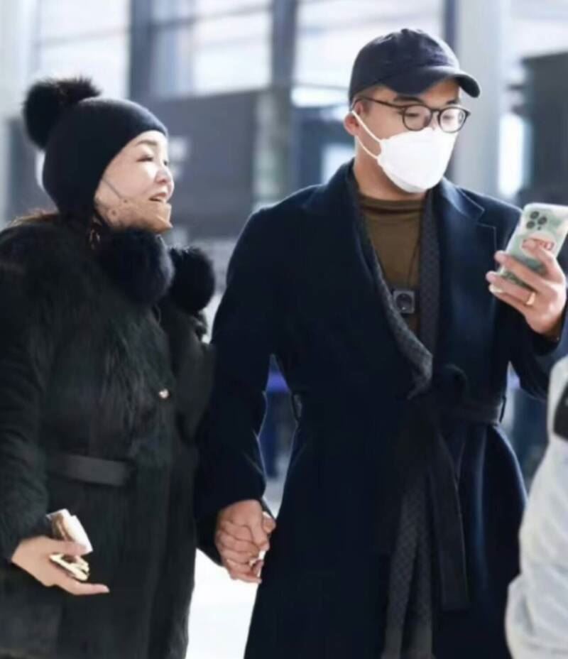 64岁张兰有第2春? 机场十指紧扣鲜肉男