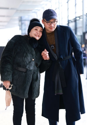 64岁张兰有第2春? 机场十指紧扣鲜肉男