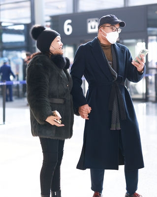 64岁张兰有第2春? 机场十指紧扣鲜肉男