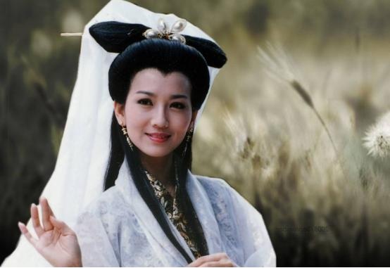 69岁赵雅芝露性感锁骨 完美身材网民看傻眼