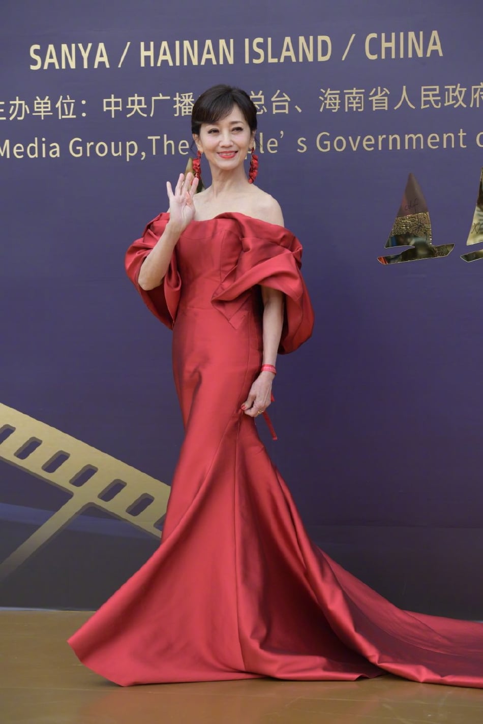 69岁赵雅芝露性感锁骨 完美身材网民看傻眼