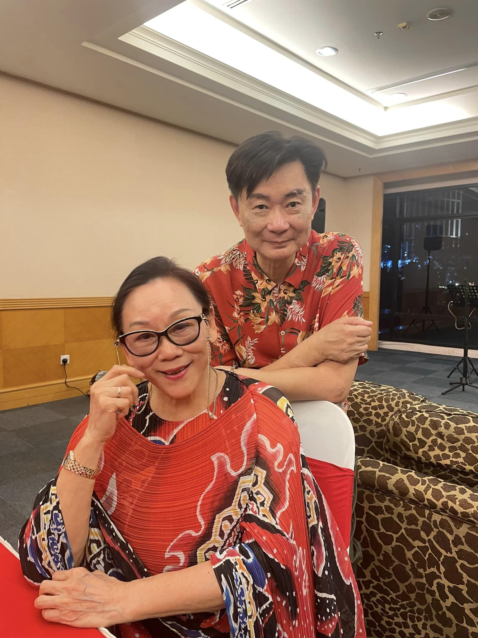 77岁姚苏蓉庆生切榴梿蛋糕 头发浓密乌黑神采奕奕