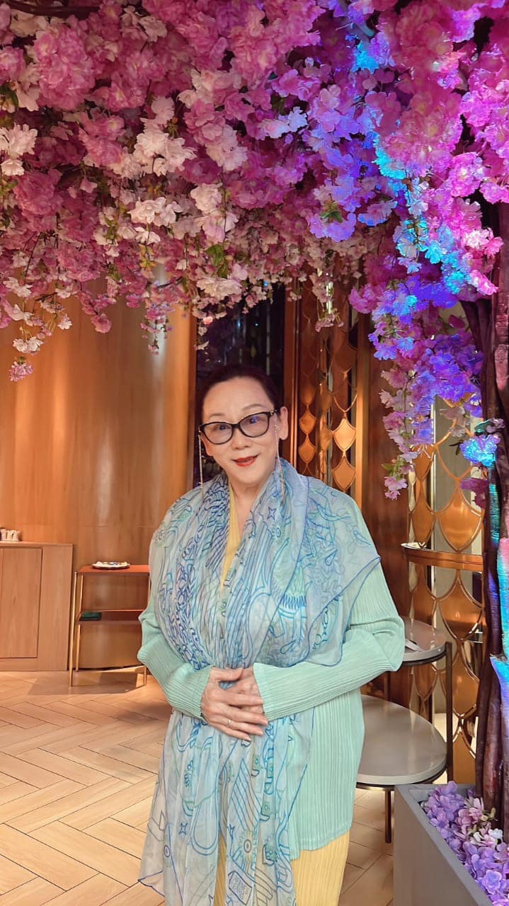 77岁姚苏蓉庆生切榴梿蛋糕 头发浓密乌黑神采奕奕