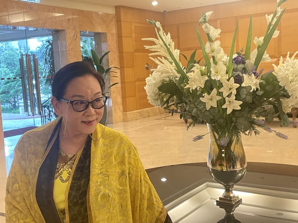 77岁姚苏蓉庆生切榴梿蛋糕 头发浓密乌黑神采奕奕