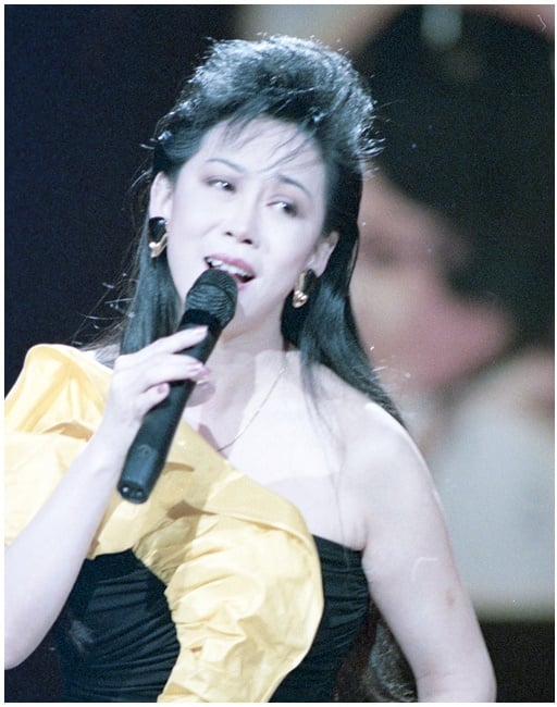 77岁姚苏蓉庆生切榴梿蛋糕 头发浓密乌黑神采奕奕