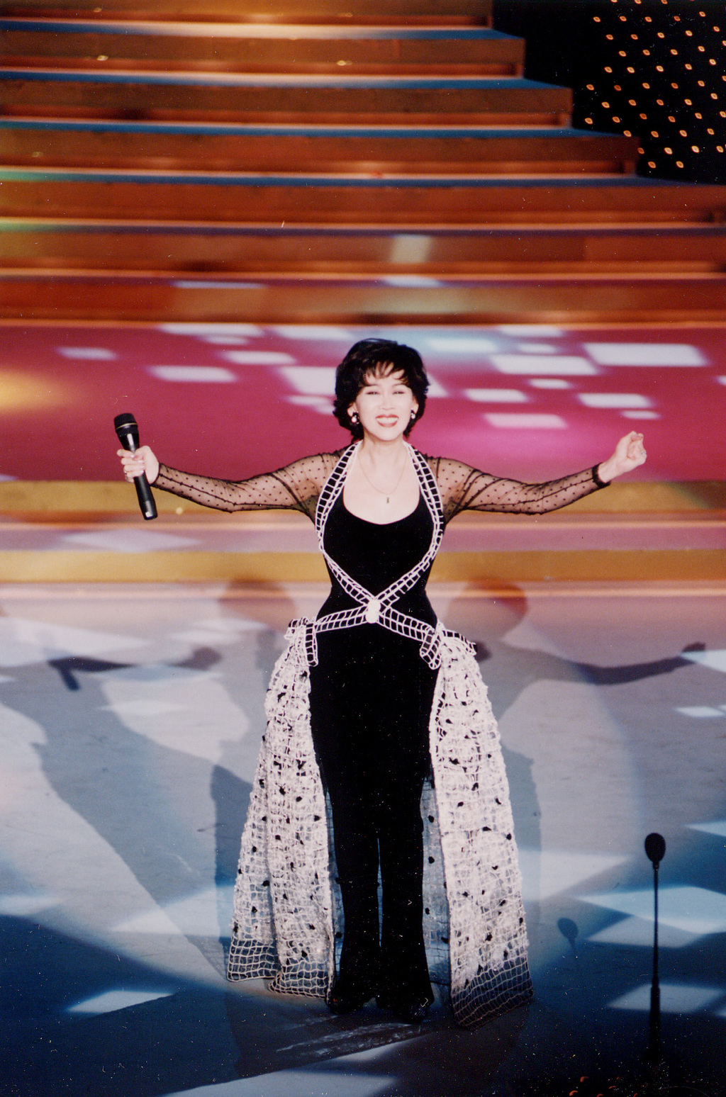 77岁姚苏蓉庆生切榴梿蛋糕 头发浓密乌黑神采奕奕