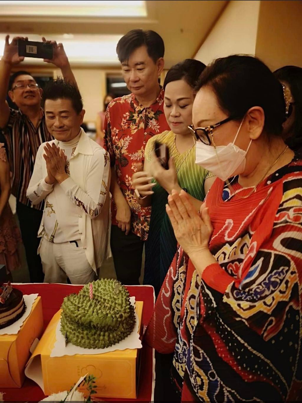 77岁姚苏蓉庆生切榴梿蛋糕 头发浓密乌黑神采奕奕