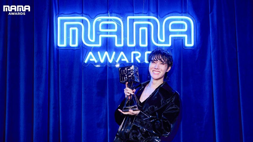  BTS《MAMA》夺白金奖 J-Hope联线Jin掀高潮