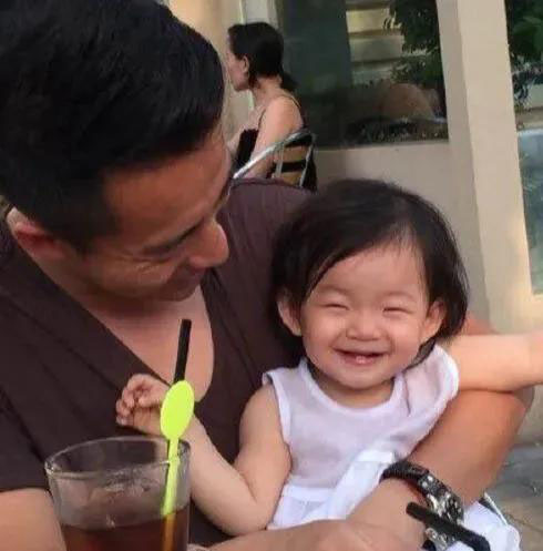 ​刷到孙女雨天街头大哭视频崩溃  张兰自曝确诊