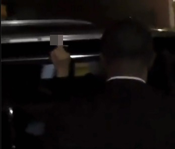 无视职业粉索签名被嘘 占士金马伦怒比中指回呛