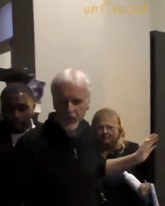 无视职业粉索签名被嘘 占士金马伦怒比中指回呛