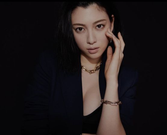 日女星自曝高中仍与爸同浴 互动亲密被误当夫妻