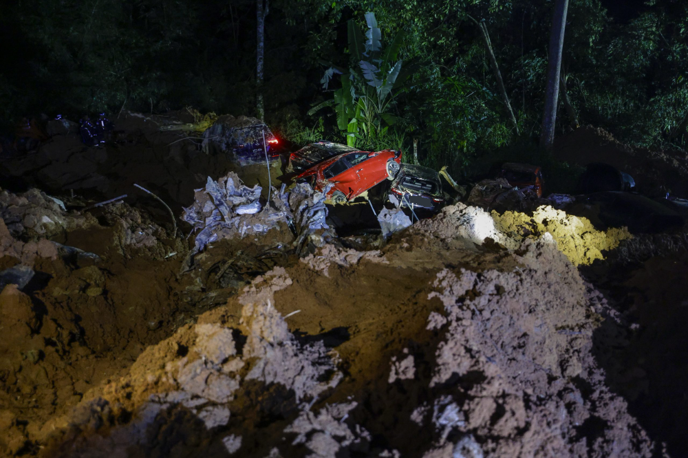 “先救救我的孩子,好吗?”·搜救员心酸:孩子已没呼吸