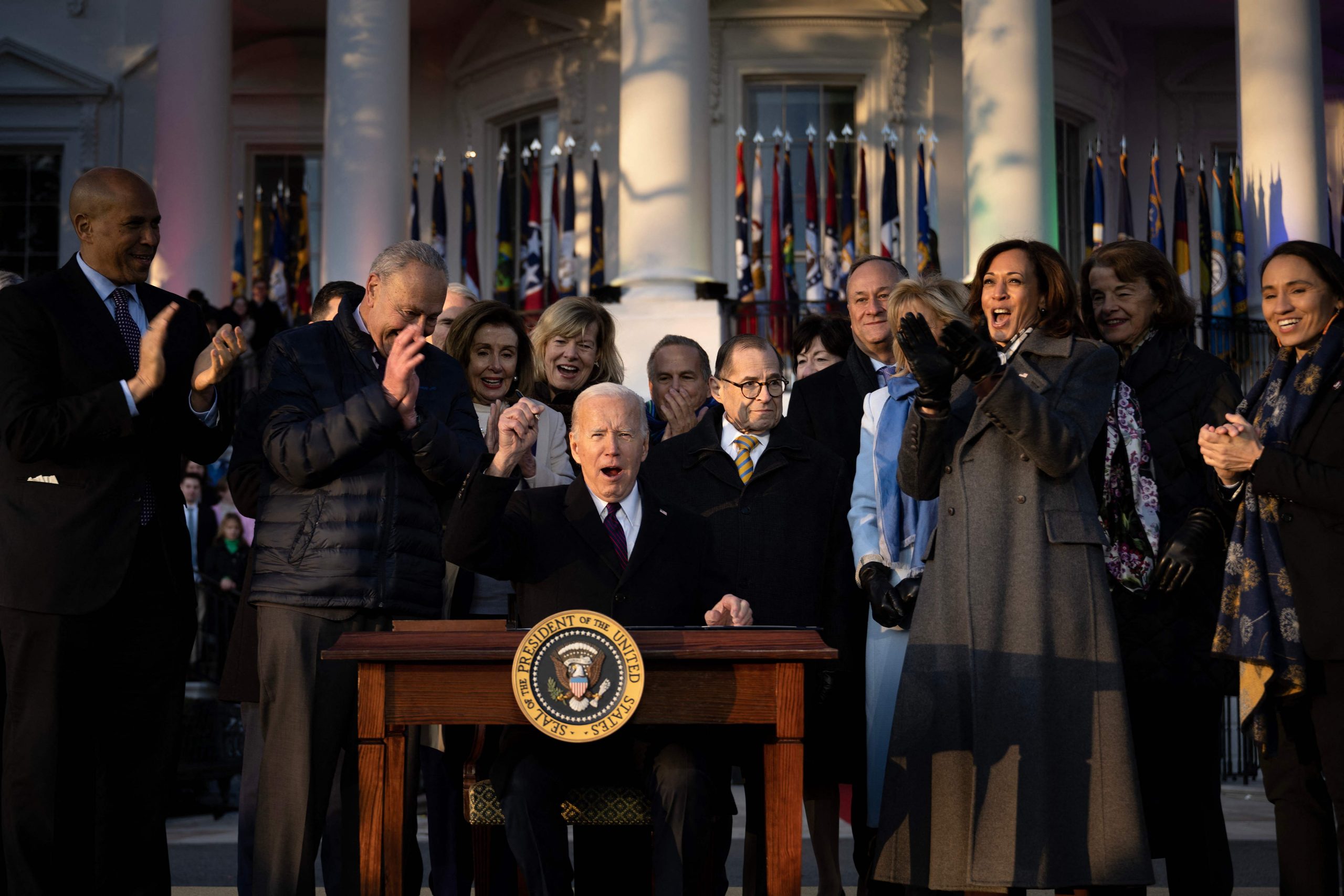 “爱就是爱” 拜登签署法案 保障美国同性跨族婚姻权利 盼消除仇恨