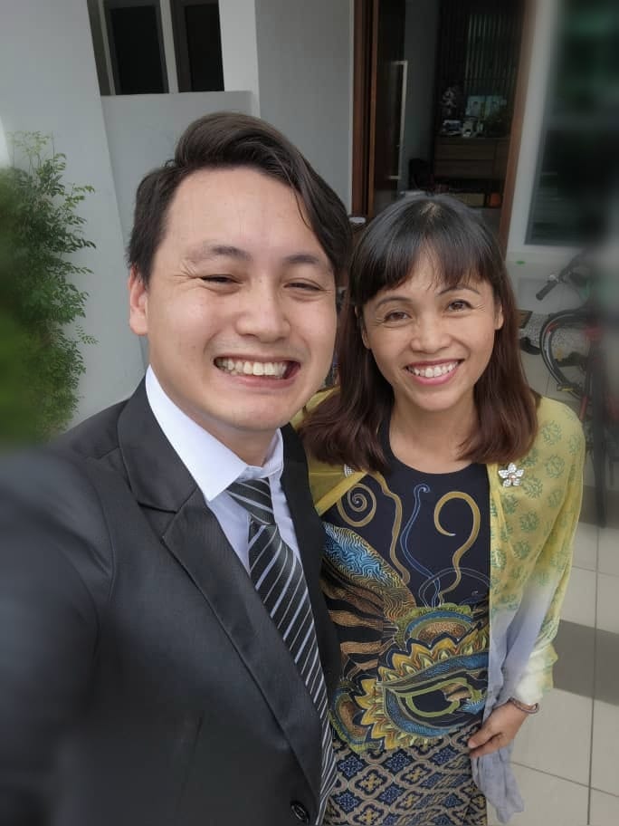 “还好有弟弟陪我宣誓就职”·张念群与弟弟合照引热议