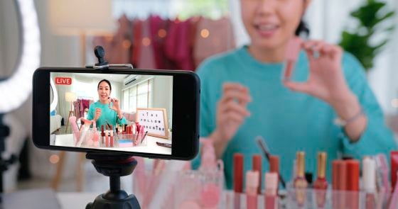 【跨年专题：我们还能相信什么？／网红篇】当网红行销踩地雷时，我们还能相信名人代言吗？