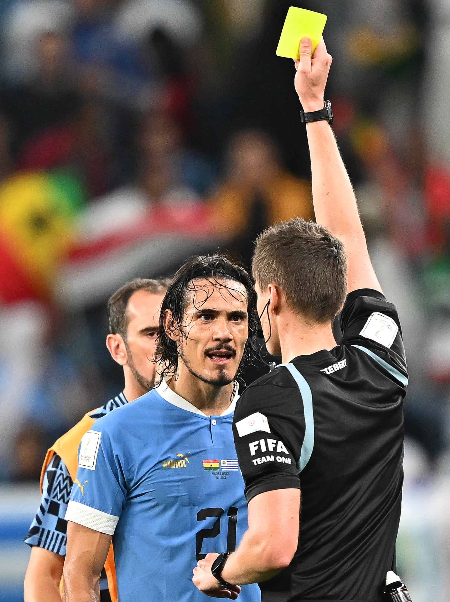 不满判罚泄恨 卡瓦尼怒击VAR恐遭罚