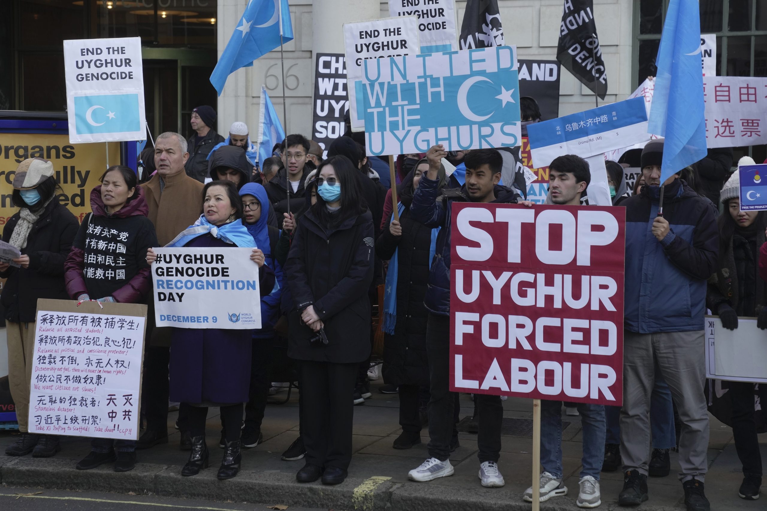 世界人权日全球反中示威 拿白纸呼应中国年轻人抗争