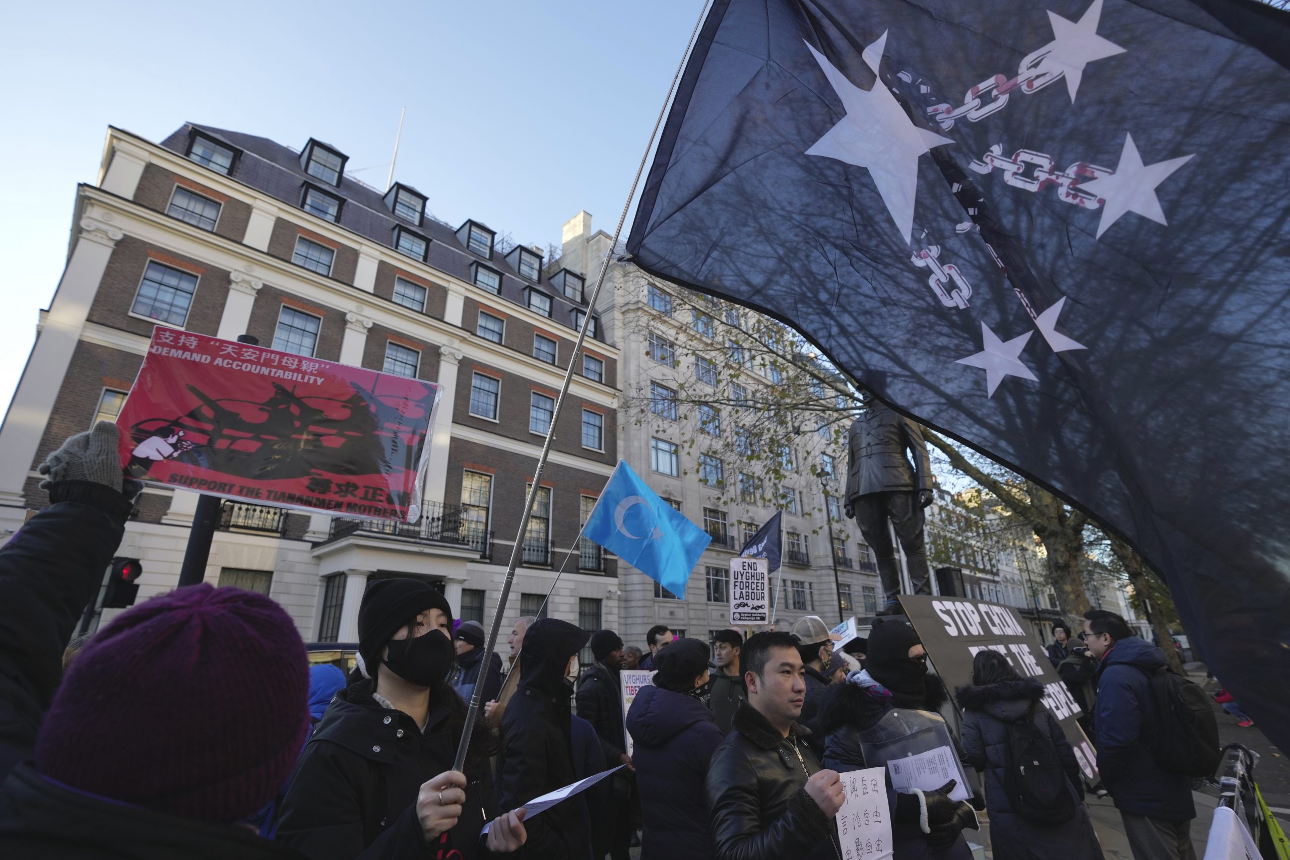 世界人权日全球反中示威 拿白纸呼应中国年轻人抗争