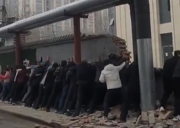 业主推倒烂尾楼围墙 图自行装修暂住