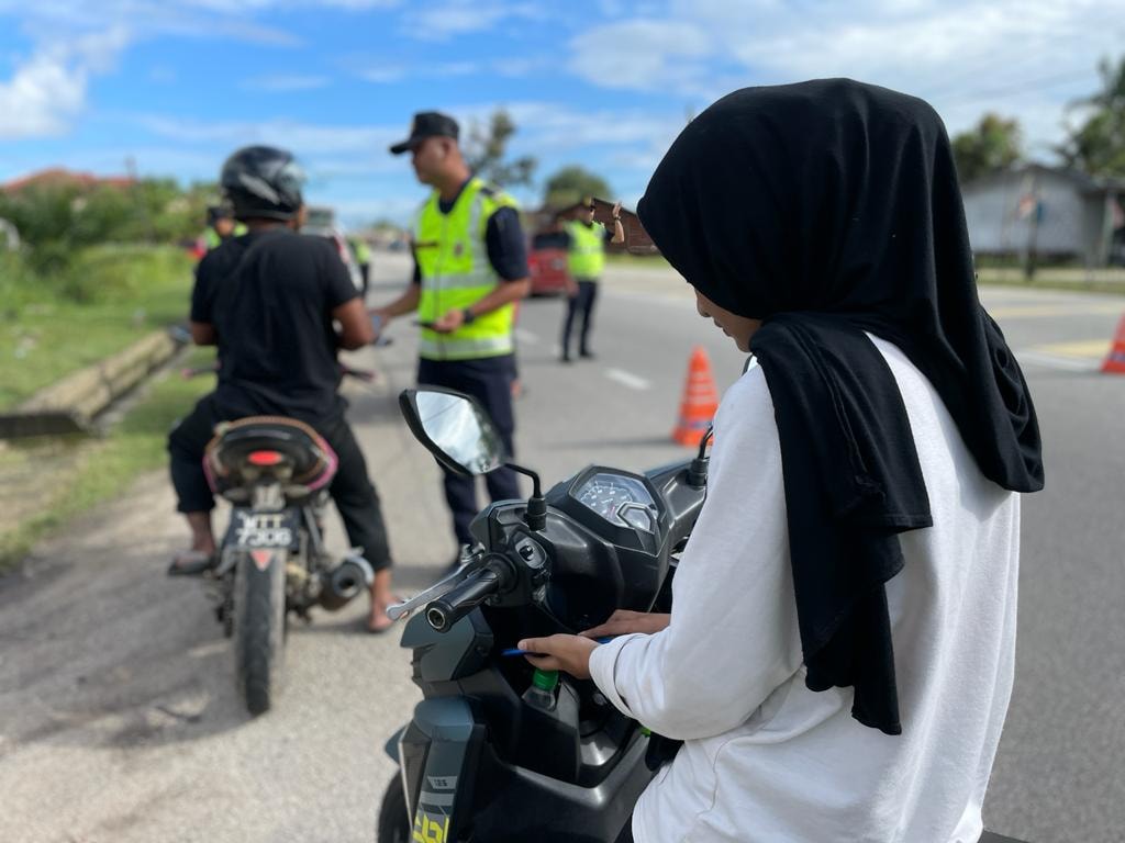 东:彭陆交局谴责,摩托车骑士以“家在附近,所以不戴头盔”的理由已过时,并对违例者发出罚单,以便不再重犯。