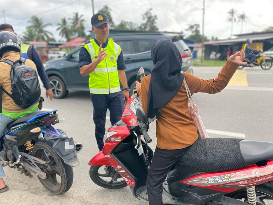 东:彭陆交局谴责,摩托车骑士以“家在附近,所以不戴头盔”的理由已过时,并对违例者发出罚单,以便不再重犯。