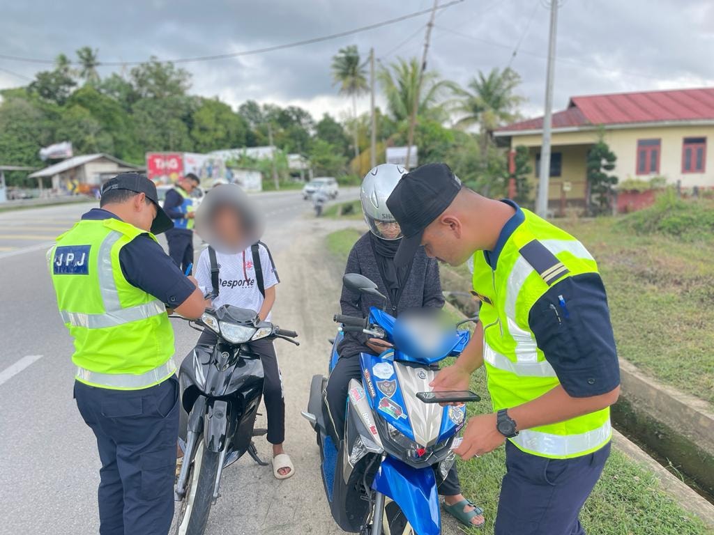 东:彭陆交局谴责,摩托车骑士以“家在附近,所以不戴头盔”的理由已过时,并对违例者发出罚单,以便不再重犯。