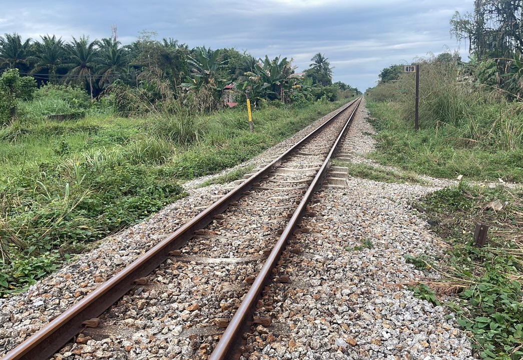 东:摩哆车骑士越火车轨道时与火车发生碰撞,受伤入院。