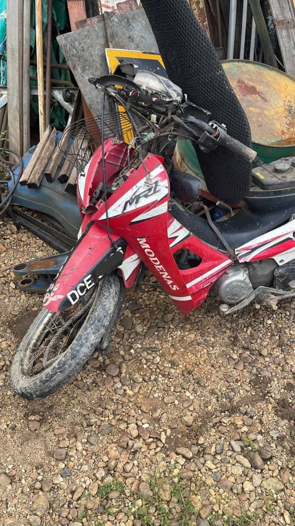 东:摩哆车骑士越火车轨道时与火车发生碰撞,受伤入院。