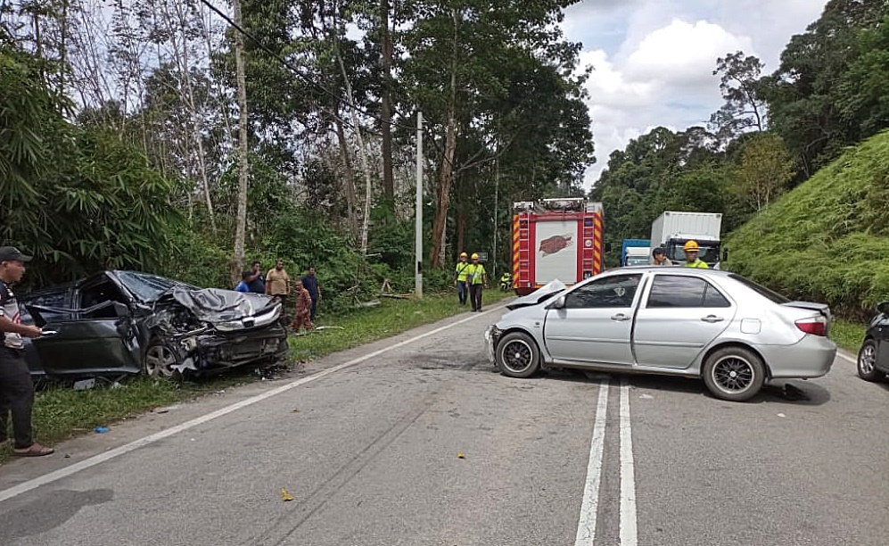 东:话望生发生一起车祸,揭发哥冬叶走私案。