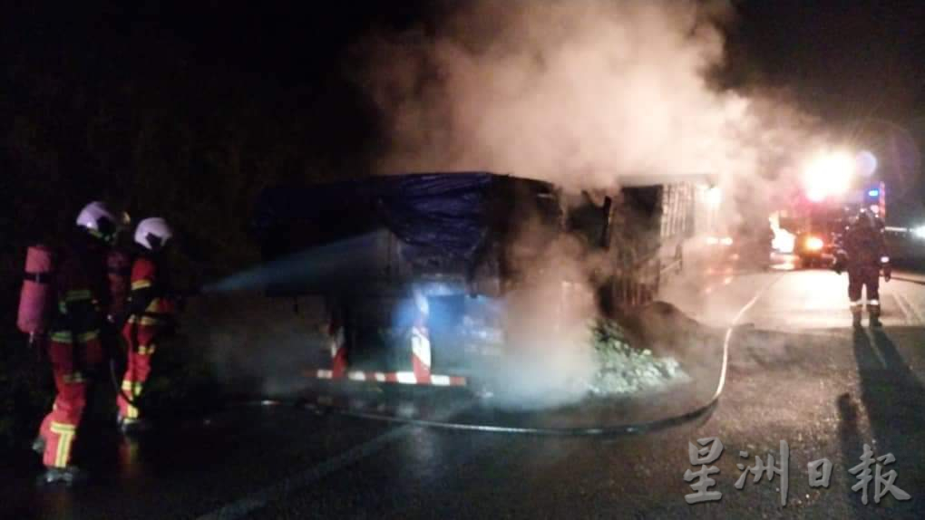 东:一辆油槽车撞向路中分界堤,酿成死亡车祸