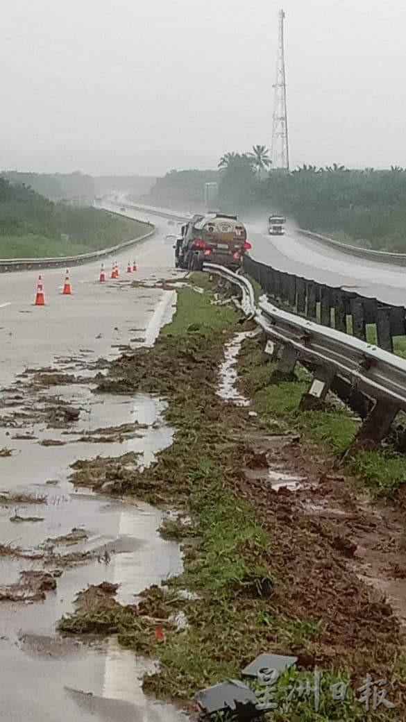 东:一辆油槽车撞向路中分界堤,酿成死亡车祸
