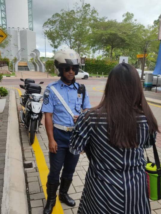 东：关丹市政厅执法人员佩戴随身摄录机（Body Cam），借此在与公众打交道时提升专业水平。