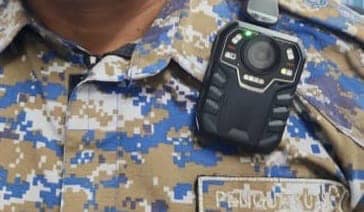 东：关丹市政厅执法人员佩戴随身摄录机（Body Cam），借此在与公众打交道时提升专业水平。