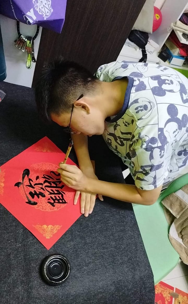 东:初中三男生卖春联赚新年零用钱