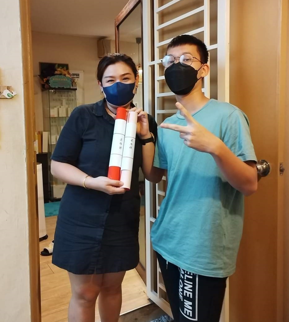 东:初中三男生卖春联赚新年零用钱